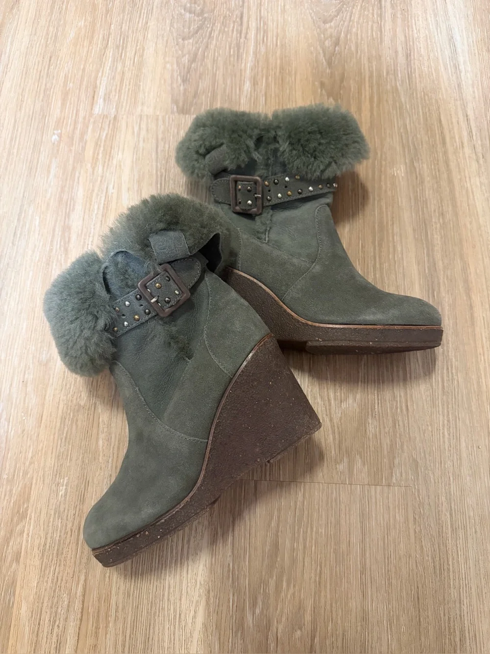 EMU Australia Heighton Low Sheepskin Wedge Boots 7 Dark Olive Gray Water Resista